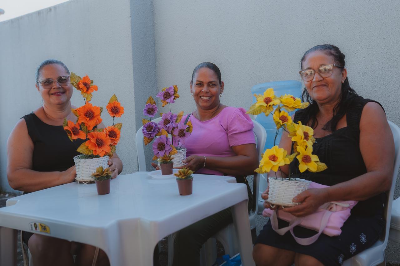 Candeias: Prefeitura conclui curso de flores artificiais com entrega de certificados