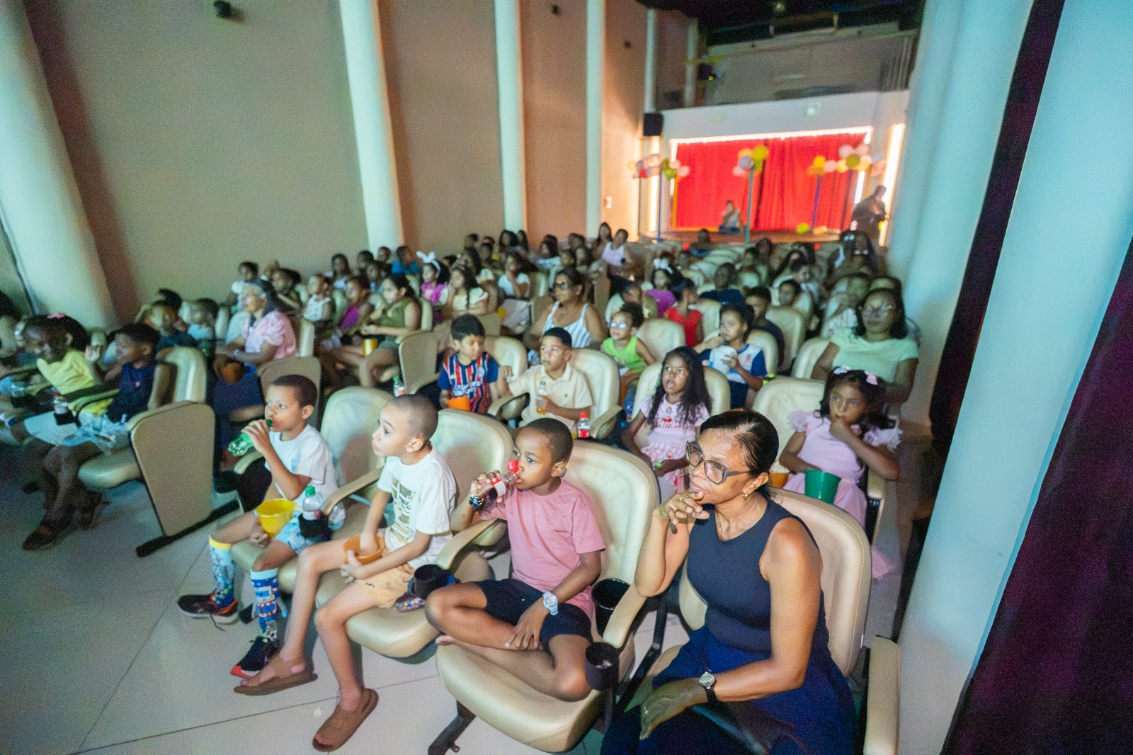 Semana da Criança: Estudantes de escola municipal conhecem o CineTeatro e assistem a filme