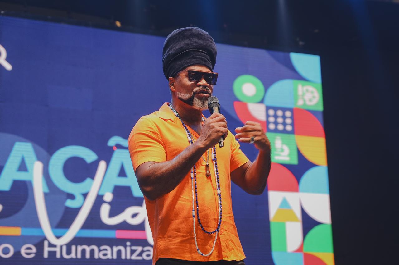 Candeias: Como prometido na jornada pedagógica 2026, cantor Carlinhos Brown fará show exclusivo para os professores da rede municipal de ensino  
